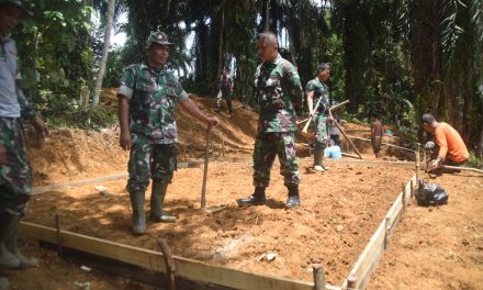 Wadan Satgas TMMD ke 122 Kodim 0420 Sarko Cek Pembuatan Kandang Kambing