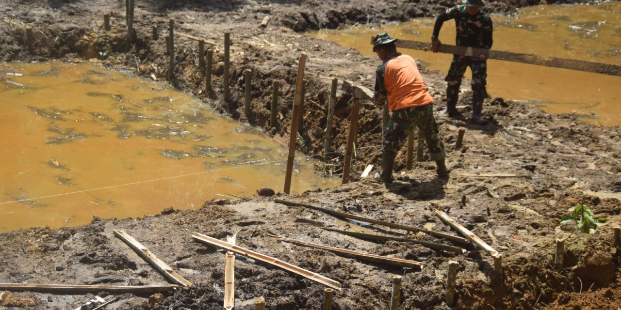 Anggota Satgas TMMD ke 122 Kodim 0420 Sarko Pasang Bambu Penyangga Dinding Kolam