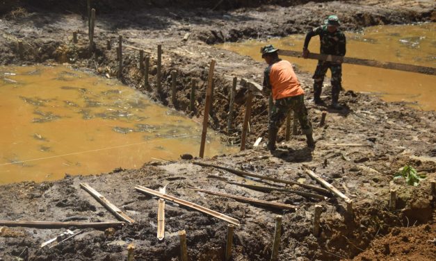 Anggota Satgas TMMD ke 122 Kodim 0420 Sarko Pasang Bambu Penyangga Dinding Kolam