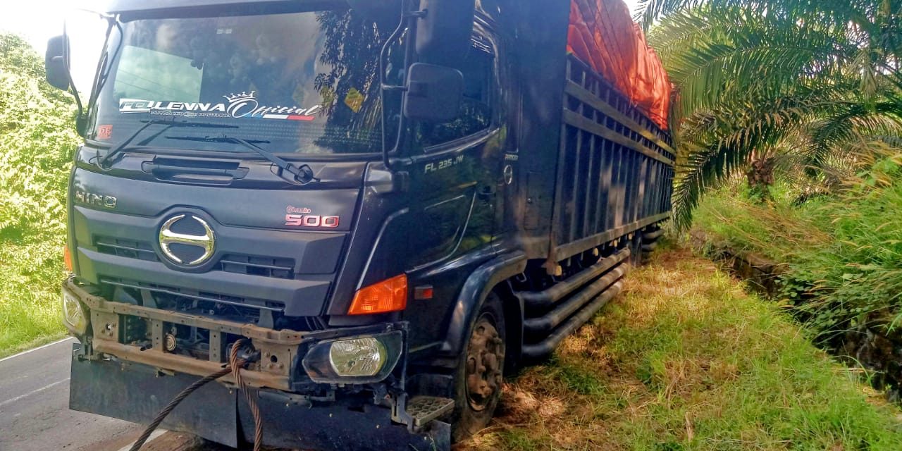 Mobil Fuso Keluar Jalan Gegara Menghindari Mobil Menyalip