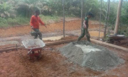 Anggota Satgas TMMD ke 122 Kodim 0420 Sarko Lakukan Pengecoran Lantai Saung