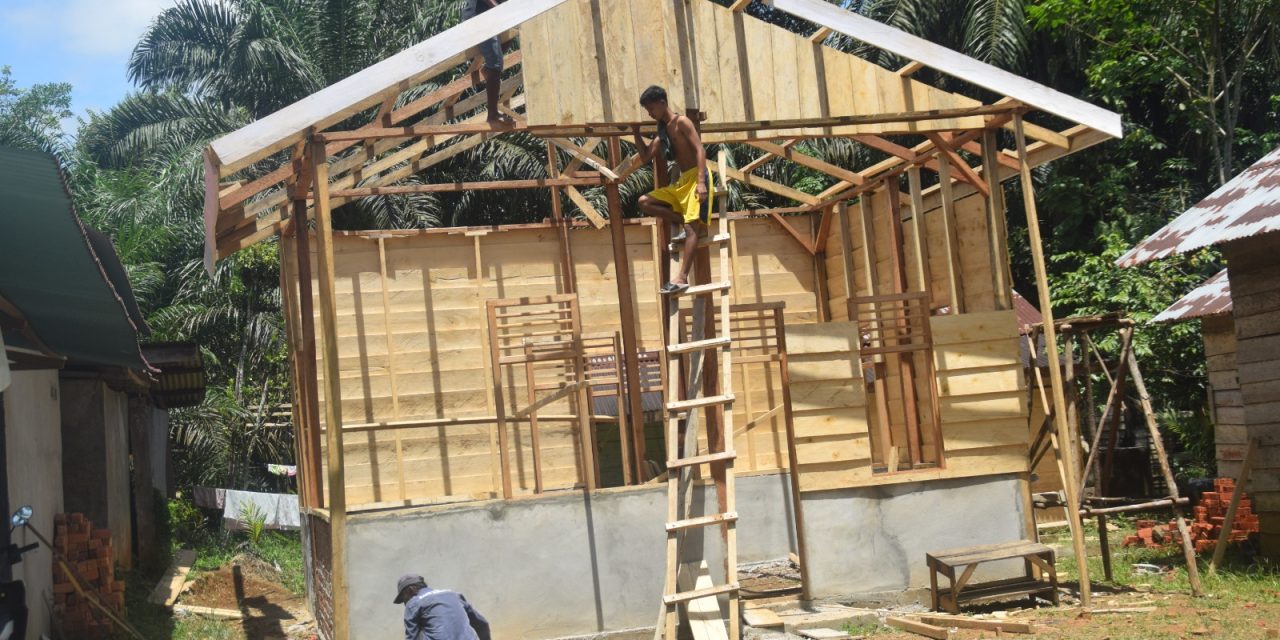 Rumah Supardi Mulai Dipasang Dinding Oleh Anggota Satgas TMMD ke 122 Kodim 0420/Sarko