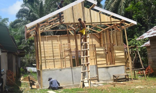 Rumah Supardi Mulai Dipasang Dinding Oleh Anggota Satgas TMMD ke 122 Kodim 0420/Sarko