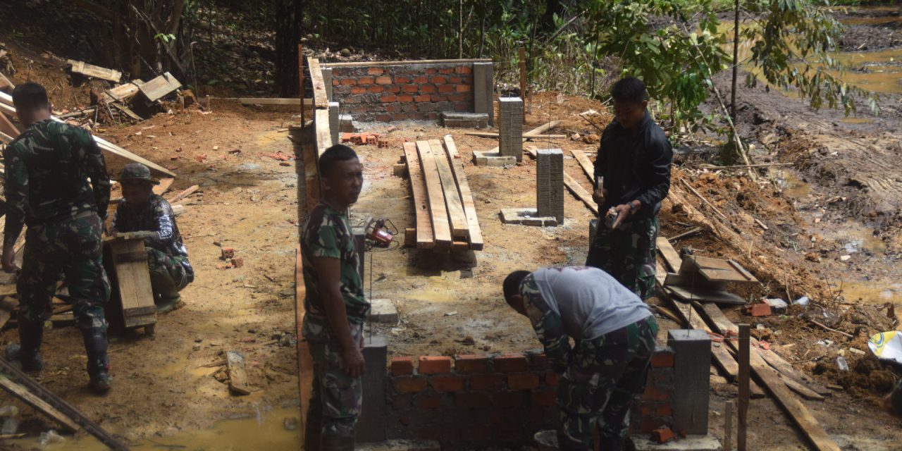 Anggota Satgas TMMD ke 122 Kodim 0420 Sarko Pasang Pondasi Kandang Kambing