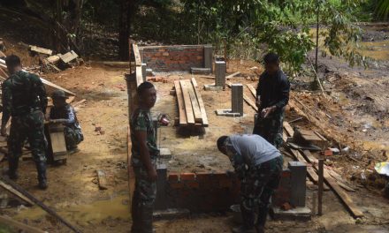 Anggota Satgas TMMD ke 122 Kodim 0420 Sarko Pasang Pondasi Kandang Kambing