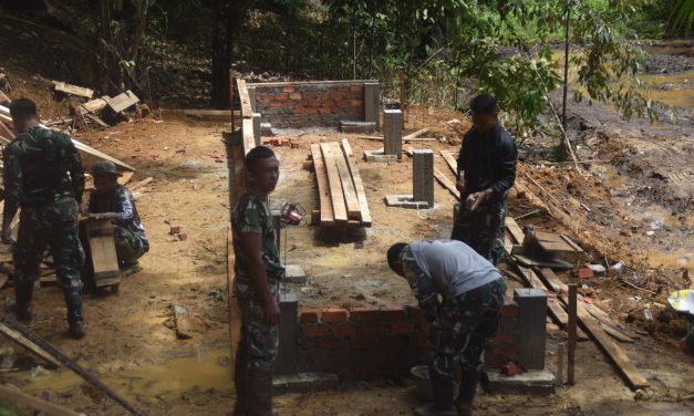 Anggota Satgas TMMD ke 122 Kodim 0420 Sarko Pasang Pondasi Kandang Kambing