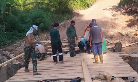 Pengerjaan Jembatan Darurat di Desa Bedeng Rejo Terus Dikebut Satgas TMMD 122 Kodim 0420/Sarko