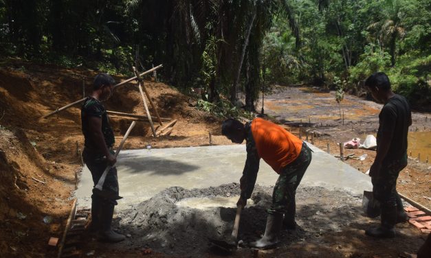 Satgas TMMD 122 Kodim 0420/Sarko Bersama Pemuda Bedeng Rejo Gotong Royong Bangun Saung di Lokasi Hanpangan