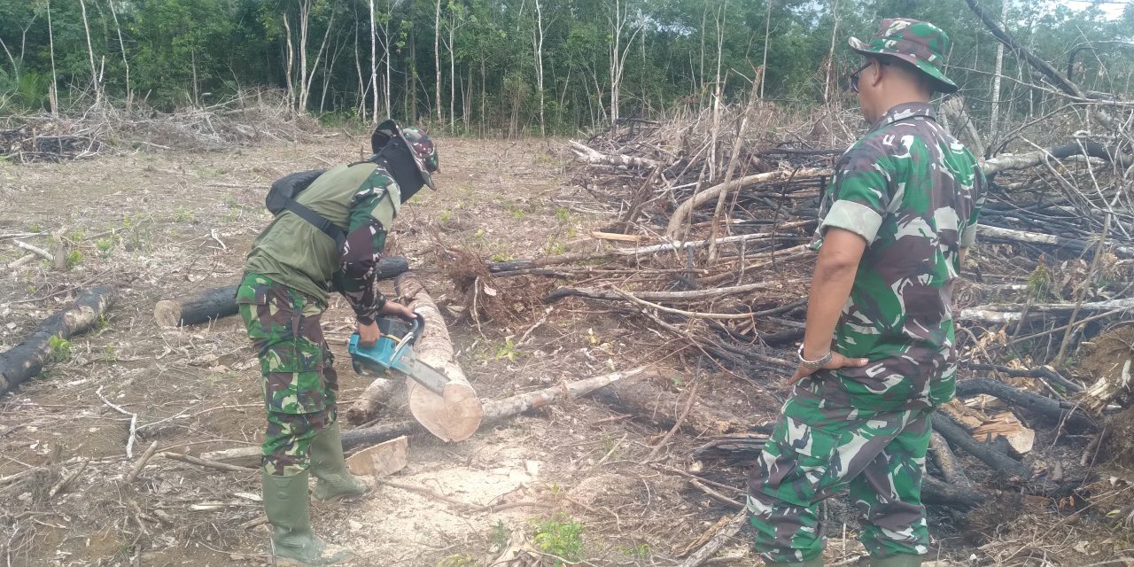Anggota Satgas TMMD ke 122 Kodim Sarko Siapkan Kayu Penahan Gorong-gorong Untuk Jembatan Darurat