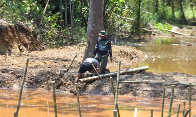 Anggota Satgas TMMD ke 122 Kodim 0420 Sarko Pasang Pipa Distribusi Air Kolam