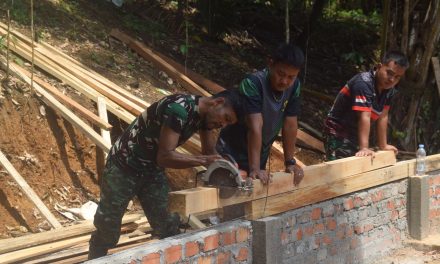 Pembangunan Kandang Kambing Terus Dikebut Anggota Satgas TMMD ke 122 Kodim 0420 Sarko