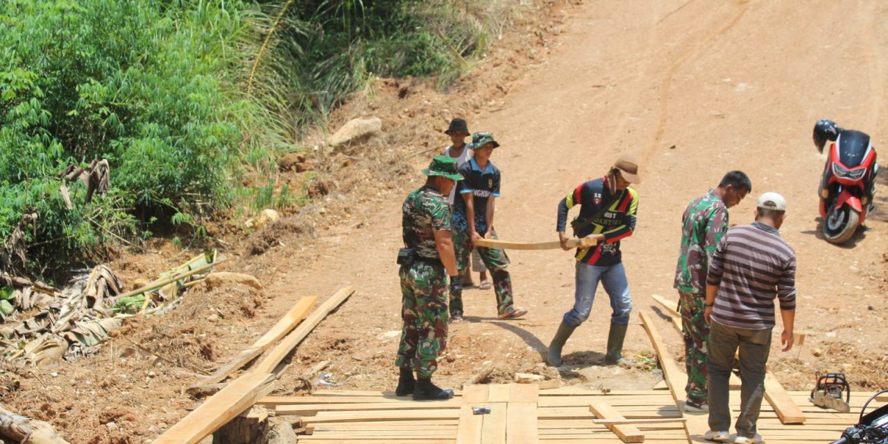 Anggota Satgas TMMD ke 122 Kodim 0420 Sarko Rapikan Lantai Jembatan Darurat