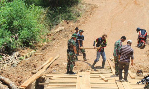 Anggota Satgas TMMD ke 122 Kodim 0420 Sarko Rapikan Lantai Jembatan Darurat