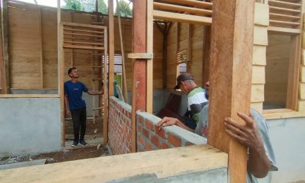 Satgas TMMD 122 Kodim 0420/Sarko Pasang Dinding Papan RTLH Supardi Warga Desa Bedeng Rejo