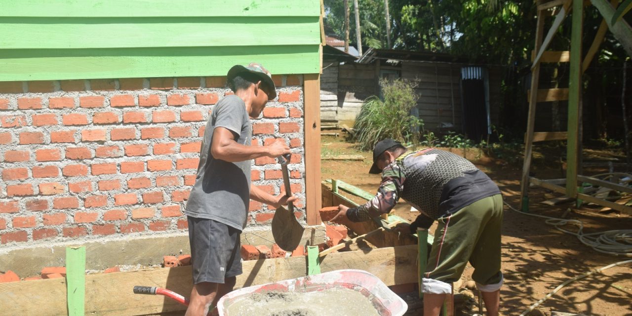 Teras Rumah Yabani Dilantai Semen Oleh Satgas TMMD ke 122 Kodim Sarko