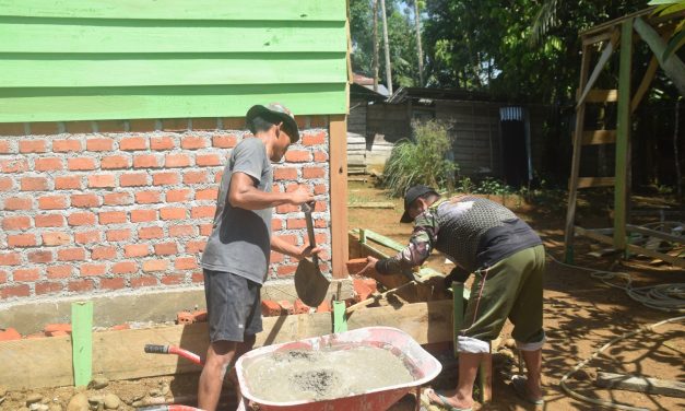 Teras Rumah Yabani Dilantai Semen Oleh Satgas TMMD ke 122 Kodim Sarko