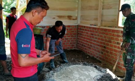 Agar Layak Huni Lantai Rumah Yabani Dicor Semen Oleh Satgas TMMD 122 Bersama Warga