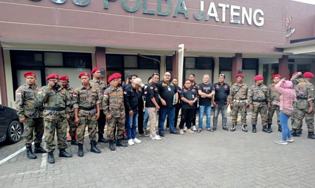 Advokat Donny Andretti, S.H., S.Kom., M.Kom., C.Md. Bersama Keluarga Besar GRIB JAYA DPC Kab. Semarang Dan PAC TUNTANG Hadir di Polda Dirreskrimsus Jateng