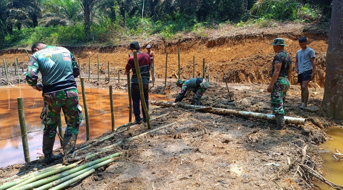 Kolaborasi Satgas TMMD ke 122 Kodim 0420/Sarko Ciptakan Kolam Ikan Bersama Warga