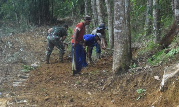 Gotong Royong Bersama Warga, Anggota Satgas TMMD ke 122 Kodim 0420/Sarko Membersihkan Jalan Menuju Lokasi Hanpangan