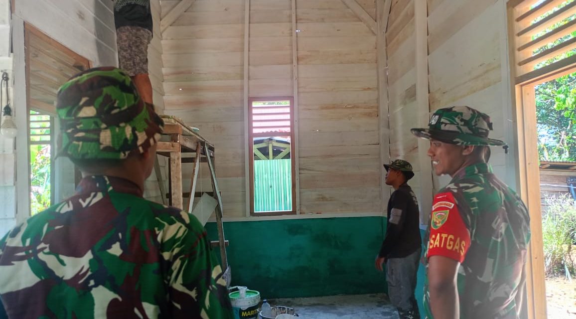 Dansatgas TMMD ke 122 Kodim 0420/Sarko Tinjau Pengerjaan RTLH Yabani di Desa Bedeng Rejo