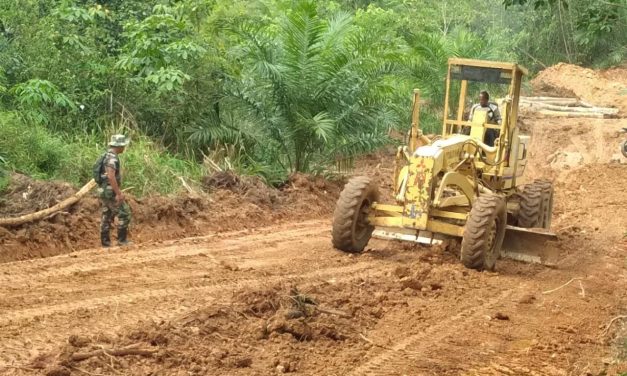 Jalan Penghubung Desa Bedeng Rejo ke Desa Sungai Putih Kembali Dirapikan Oleh Satgas TMMD ke 122 Kodim 0420/Sarko