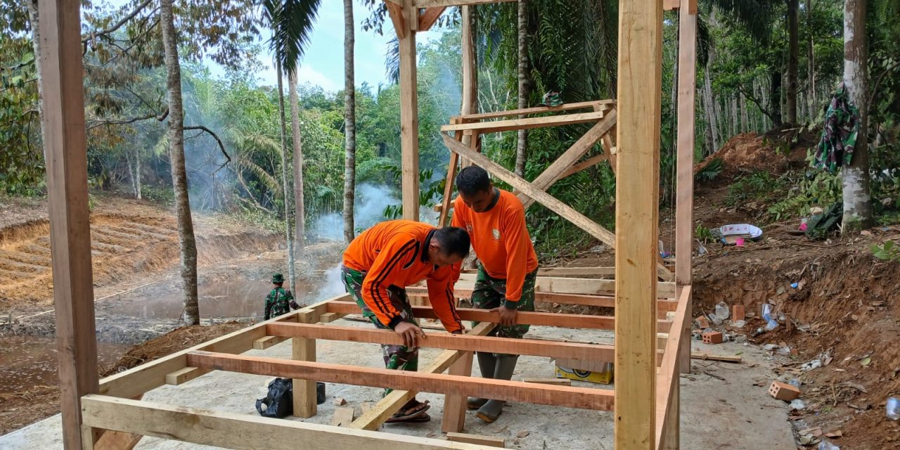 Anggota Satgas TMMD 122 Kodim 0420 Sarko Mulai Pasang Kerangka Saung Warga