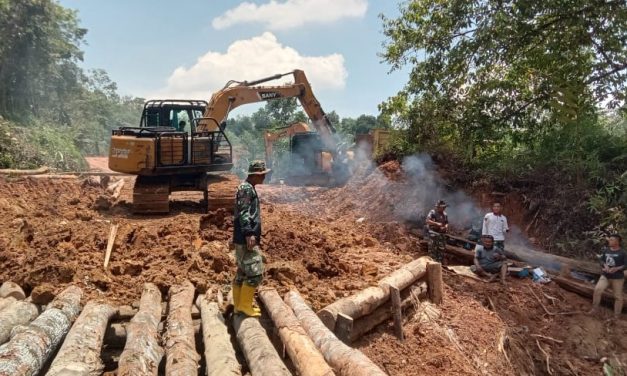 Pengerjaan Jembatan Dititik II Kembali Dilanjutkan Anggota Satgas TMMD ke 122 Kodim 0420/Sarko