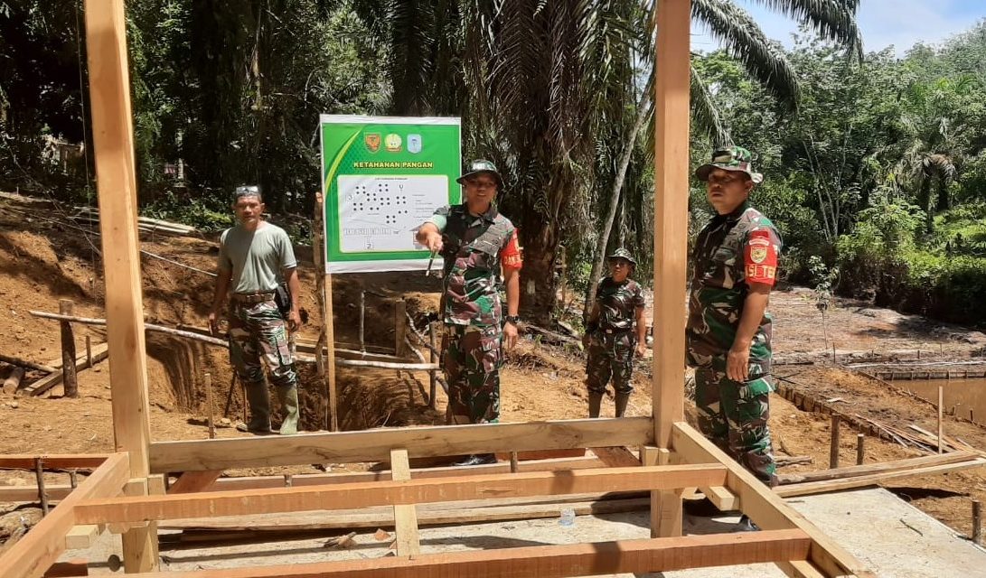 Dansatgas TMMD ke 122 Kodim 0420 Sarko Letkol Inf Suyono Cek Proses Pembuatan Saung
