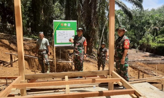 Dansatgas TMMD ke 122 Kodim 0420 Sarko Letkol Inf Suyono Cek Proses Pembuatan Saung