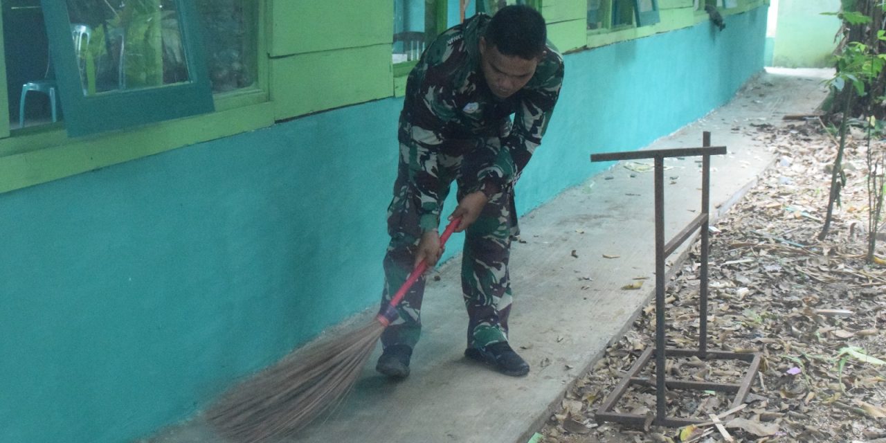 Tak Ada Hentinya, Anggota Satgas TMMD ke 122 Kodim 0420 Sarko Bersihkan Area Madrasah Darul Ulum Desa Bedeng Rejo