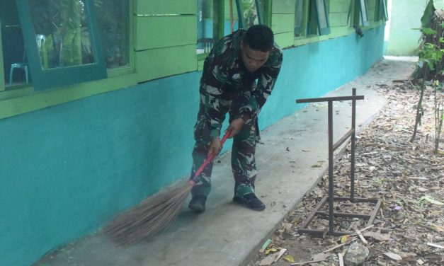 Tak Ada Hentinya, Anggota Satgas TMMD ke 122 Kodim 0420 Sarko Bersihkan Area Madrasah Darul Ulum Desa Bedeng Rejo