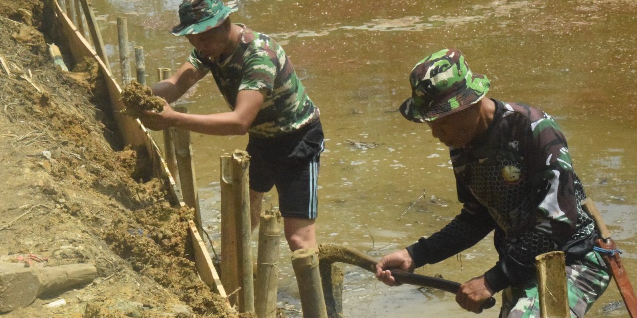 Anggota Satgas TMMD ke 122 Kodim 0420 Sarko Pasang Kayu Penahan Dinding Kolam