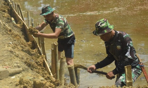 Anggota Satgas TMMD ke 122 Kodim 0420 Sarko Pasang Kayu Penahan Dinding Kolam