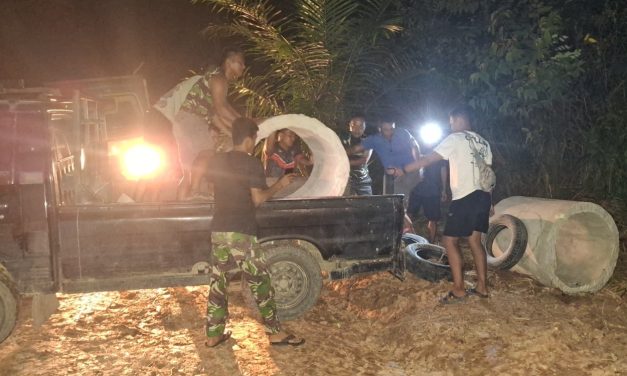 Salut Bahkan Hingga Malam Hari Anggota Satgas TMMD 122 Kodim 0420/Sarko Masih Bekerja di Lokasi TMMD