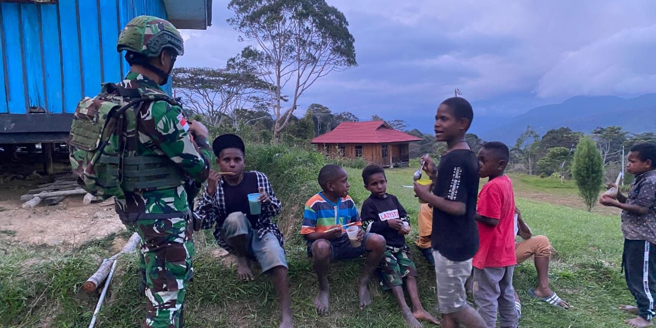 Perhatikan Gizi Anak Papua Satgas 641/Bru Bagikan Bubur Kacang Hijau kepada Anak-Anak Distrik Eragayam