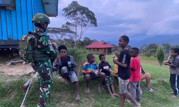 Perhatikan Gizi Anak Papua Satgas 641/Bru Bagikan Bubur Kacang Hijau kepada Anak-Anak Distrik Eragayam