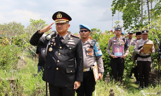 Wakapolresta Jambi Pimpin Pemakaman Jenazah Almarhum Kombes Pol (Purn) Lukman Djafri.
