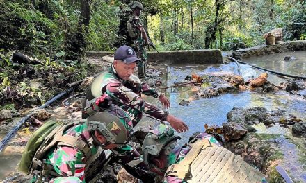 Satgas Yonif 762/VYS Perbaiki Pipa Air Warga Kampung Aisyo, Distrik Aifat