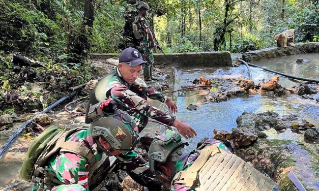 Satgas Yonif 762/VYS Perbaiki Pipa Air Warga Kampung Aisyo, Distrik Aifat