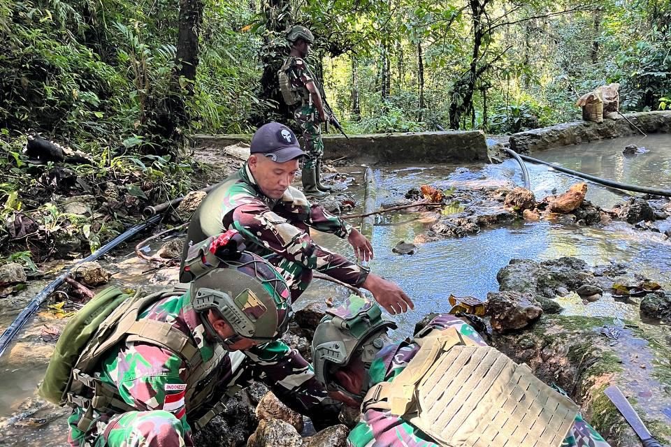 Satgas Yonif 762/VYS Perbaiki Pipa Air Warga Kampung Aisyo, Distrik Aifat