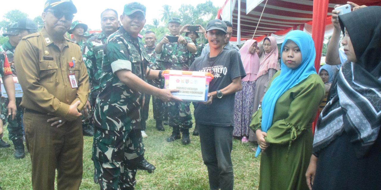 Kolonel Inf Septa Viandi Dwi Putra Tim Wasev Mabesad Bagikan Sembako Kepada Warga Tidak Mampu
