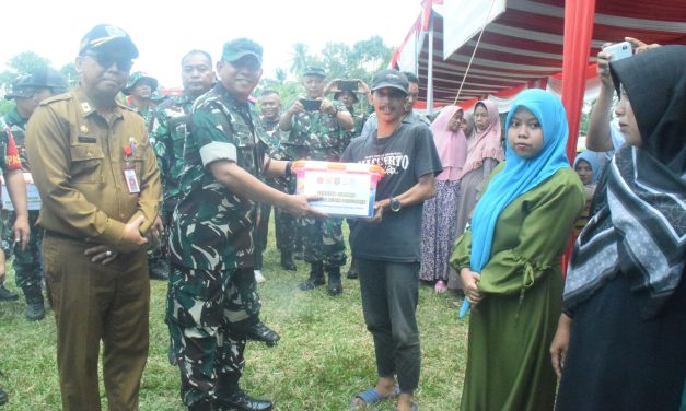 Kolonel Inf Septa Viandi Dwi Putra Tim Wasev Mabesad Bagikan Sembako Kepada Warga Tidak Mampu