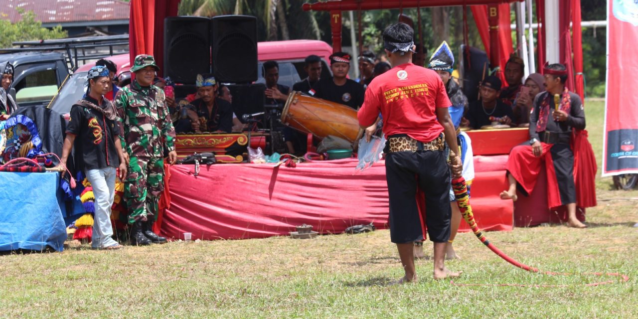 Serka Napoleon Anggota Satgas TMMD Ke-122 Ikuti Acara Kuda Lumping Untuk Hiburan Masyarakat