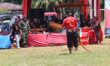 Serka Napoleon Anggota Satgas TMMD Ke-122 Ikuti Acara Kuda Lumping Untuk Hiburan Masyarakat