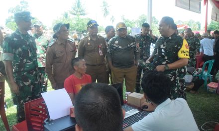 Tim Wasev Mabesad Kunjungi Stand Pembuatan e-KTP di Desa Bedeng Rejo