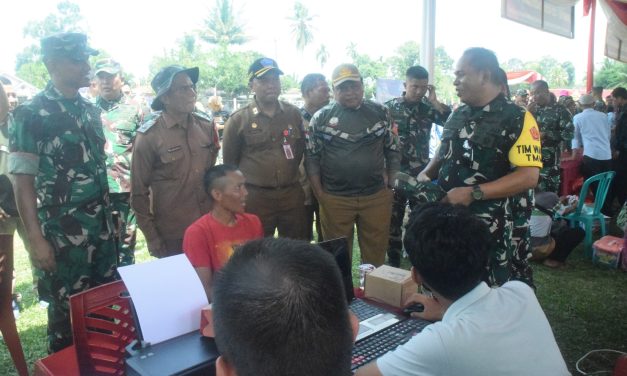 Tim Wasev Mabesad Kunjungi Stand Pembuatan e-KTP di Desa Bedeng Rejo