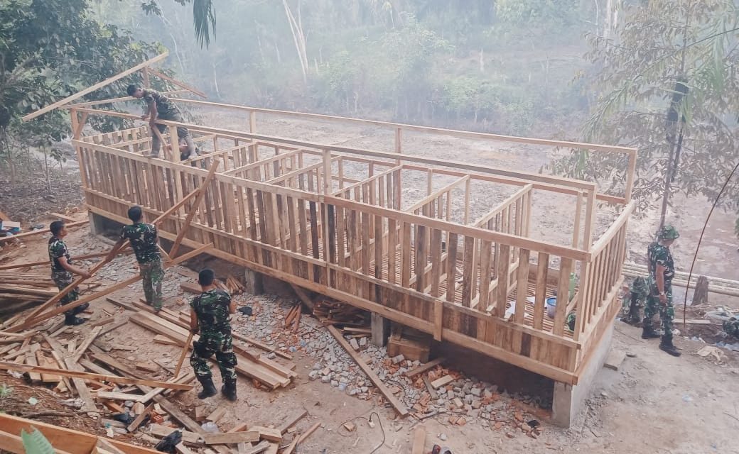 Tiang Kandang Kambing Mulai Didirikan Satgas TMMD ke 122 Kodim 0420 Sarko