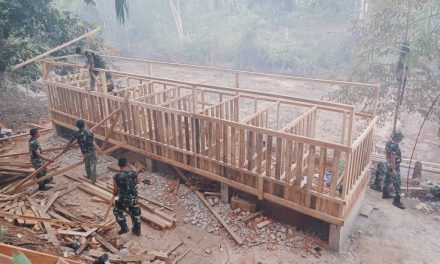 Tiang Kandang Kambing Mulai Didirikan Satgas TMMD ke 122 Kodim 0420 Sarko