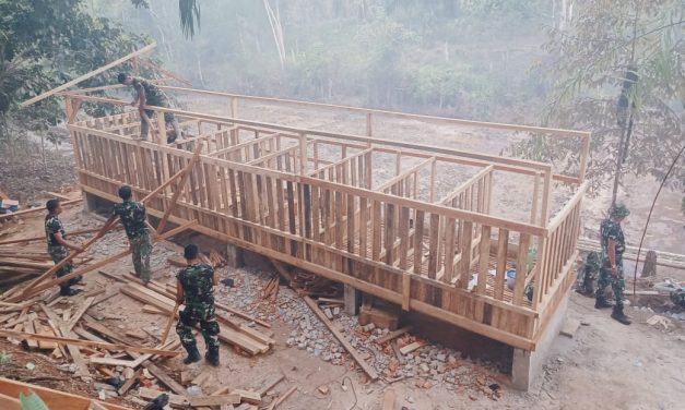 Tiang Kandang Kambing Mulai Didirikan Satgas TMMD ke 122 Kodim 0420 Sarko